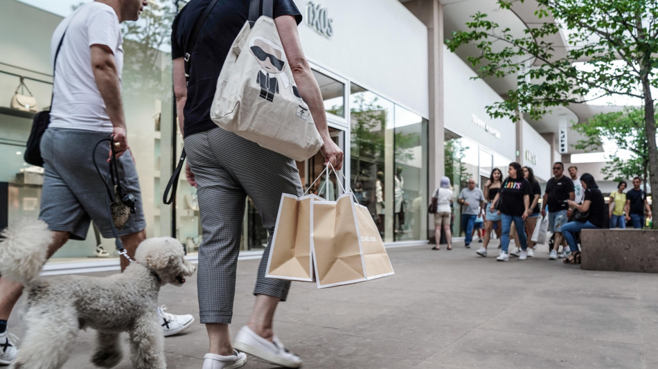 Istat, sale a luglio fiducia consumatori, cala per imprese