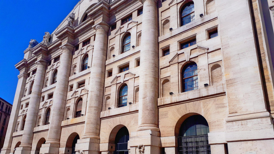 Borsa: Milano riduce il calo (-0,1%), sprint di Poste, pesa Stm