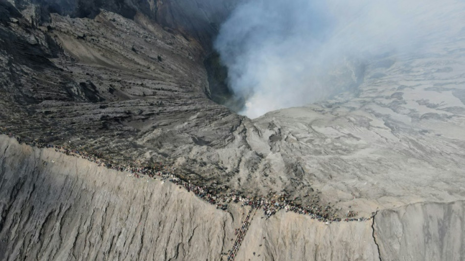 Miles de personas suben a la cima de un volc&aacute;n activo en Indonesia para un ritual centenario