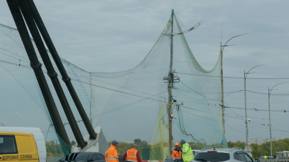 Ucrania instala redes en puentes de Kiev tras los ataques de drones rusos