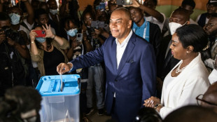 Los angole&ntilde;os votan en el mayor desaf&iacute;o electoral para el partido en el poder desde 1975