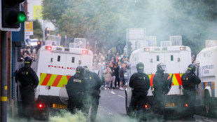 Violência contra imigrantes deixa ao menos 22 policiais feridos na Irlanda do Norte