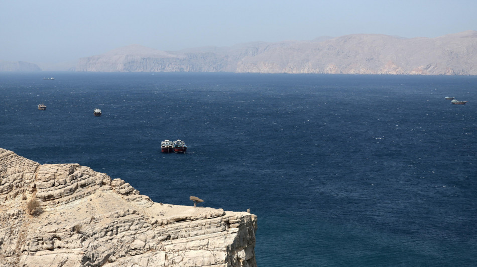 Emirati, affondato rimorchiatore a Hormuz 3 marinai dispersi