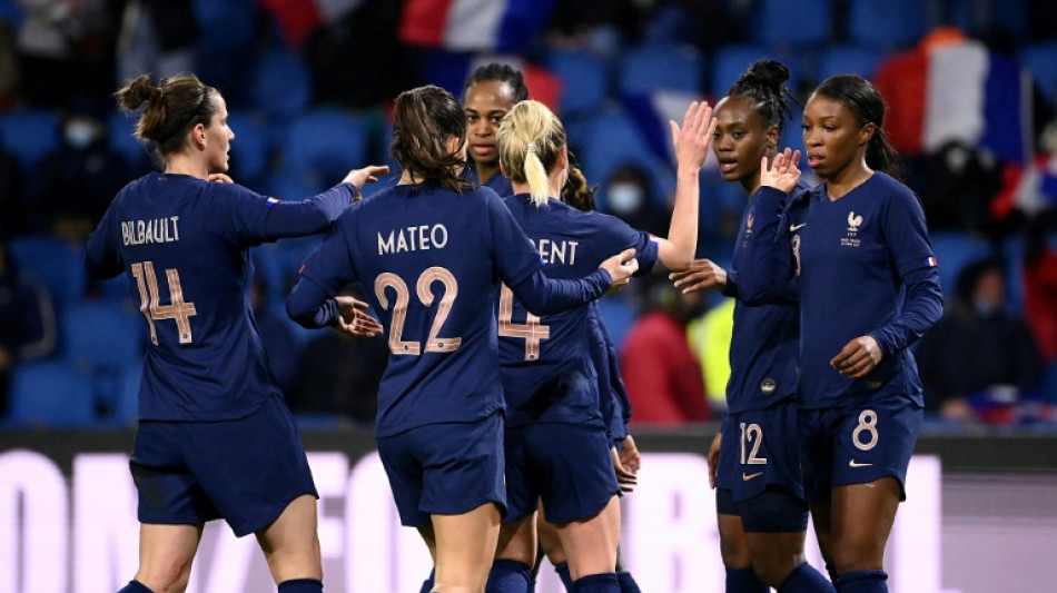 Foot: les Bleues remani&eacute;es s'offrent la Finlande et revoient Hamraoui