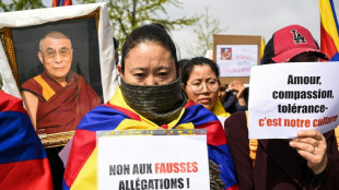 Tibetanos se manifiestan en Par&iacute;s en apoyo al dal&aacute;i lama tras video pol&eacute;mico