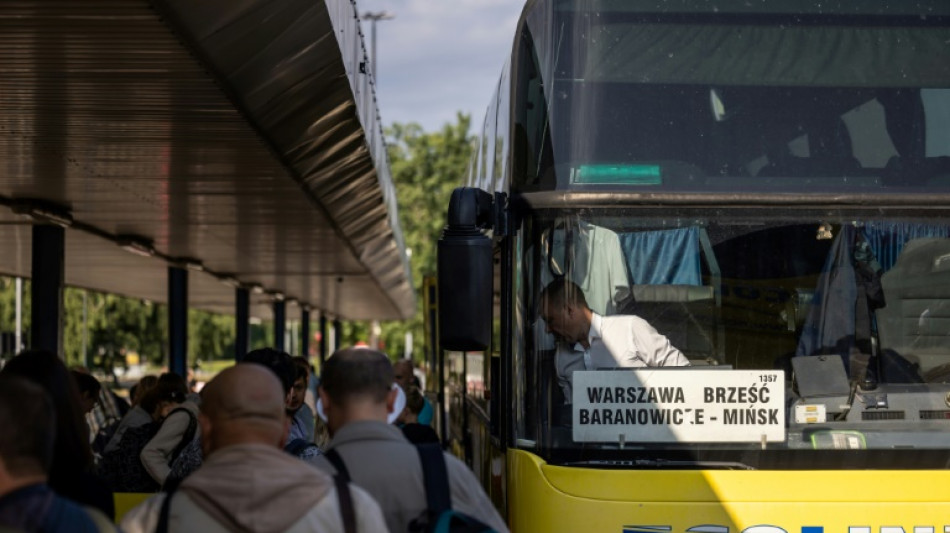 Le car, l'une des derni&egrave;res options pour quitter le B&eacute;larus
