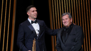 Argentino 'Dibu' Mart&iacute;nez leva o Trof&eacute;u Yashin de melhor goleiro do ano
