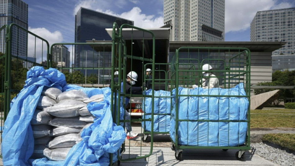 Entregan tierra contaminada de Fukushima en la oficina del primer ministro de Jap&oacute;n