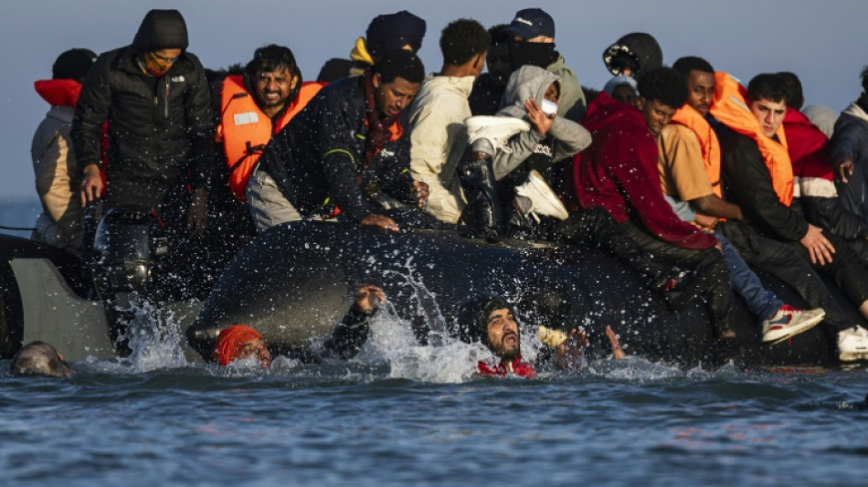 Fran&ccedil;a resgata quase 400 migrantes no Canal da Mancha neste fim de semana