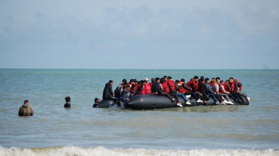 Governo brit&acirc;nico defende plano de enviar migrantes irregulares a Ruanda