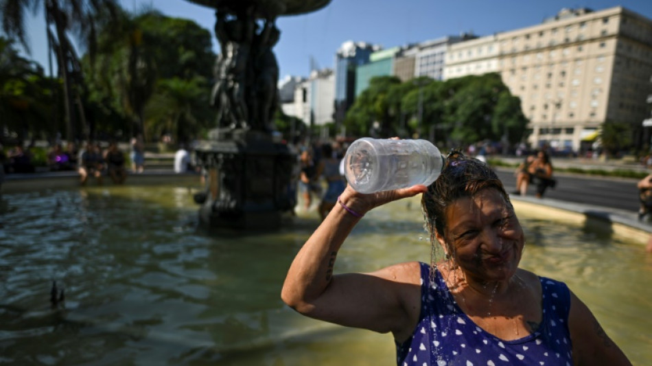 Alumnos en traje de ba&ntilde;o para combatir la ola de calor en Argentina