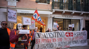 Lavoratori vestiti da Halloween davanti alla boutique di Valentino a Venezia