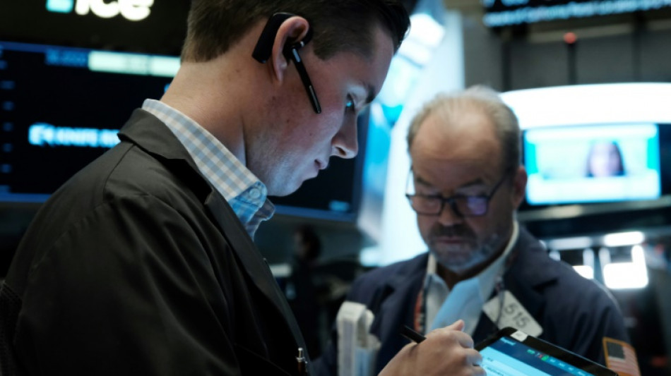Wall Street ouvre en hausse, aid&eacute;e par p&eacute;trole et taux, en attendant la Fed