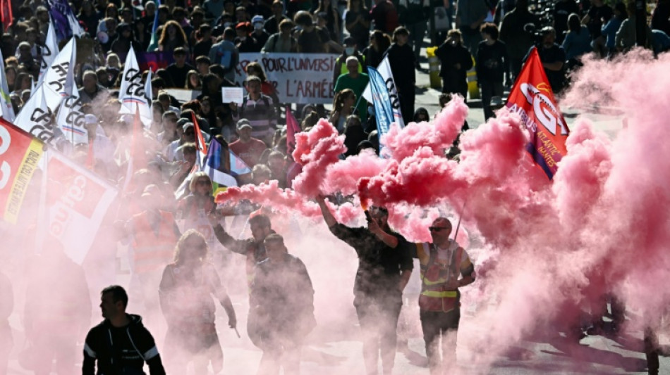 Sindicatos mant&ecirc;m press&atilde;o na Fran&ccedil;a antes de an&uacute;ncio do or&ccedil;amento