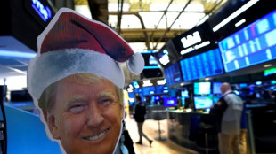 Wall Street ouvre partag&eacute;e, dig&egrave;re calmement les annonces de Trump