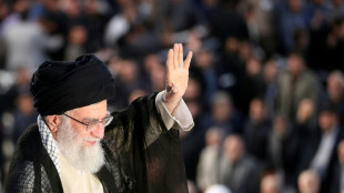 Los iran&iacute;es rezan por Jamenei pero en ausencia de su hijo y sucesor Motjaba
