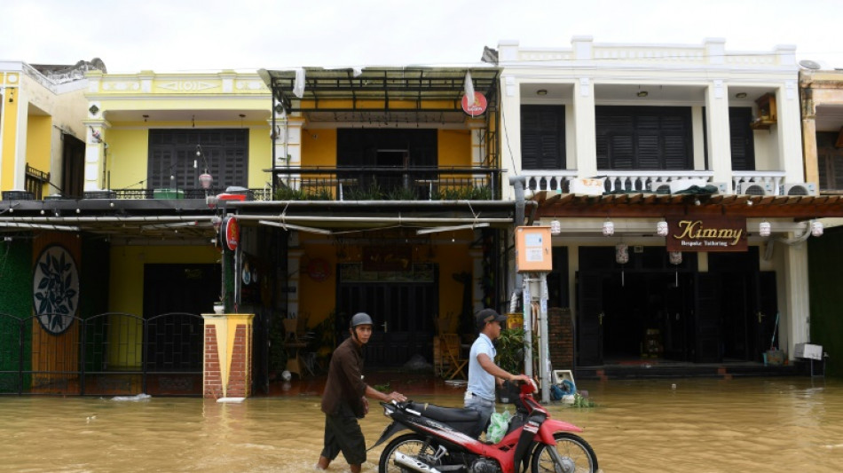 Tif&oacute;n Noru azota a Vietnam, inunda ciudades y destruye viviendas