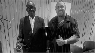 ALEX BODI OCH REPUBLIKEN SYDSUDANS AMBASSAD&Ouml;R GUM DOMINIC MATIOK DISKUTERAR I BERLIN M&Ouml;JLIGHETEN ATT INR&Auml;TTA ETT HONOR&Auml;RKONSULAT I BUKAREST